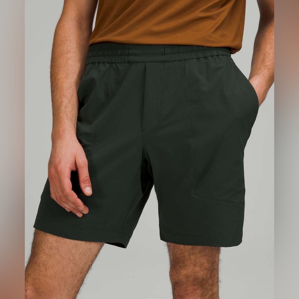 Lululemon bowline 8” short green M